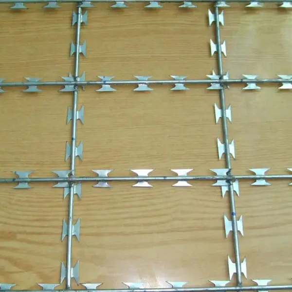 WELDED RAZOR MESH FENCE WITH RAZOR BLADE TOPPING